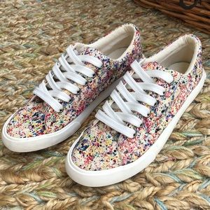 • Buy 1, get 1 FREE • RocketDog Sneakers 🎨